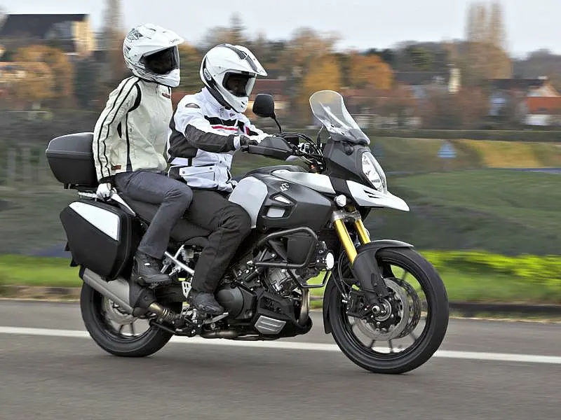 si lleva un pasajero en la motocicleta al frenar - Cómo debe viajar el pasajero que transporta en su motocicleta