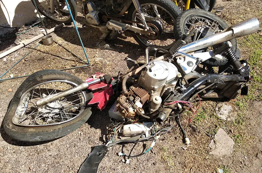 moto destrozada - Cómo se llama la moto que no se cae