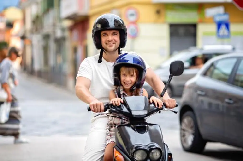 a que edad puede ir un niño en moto - Cuál es la edad minima para subir a una moto