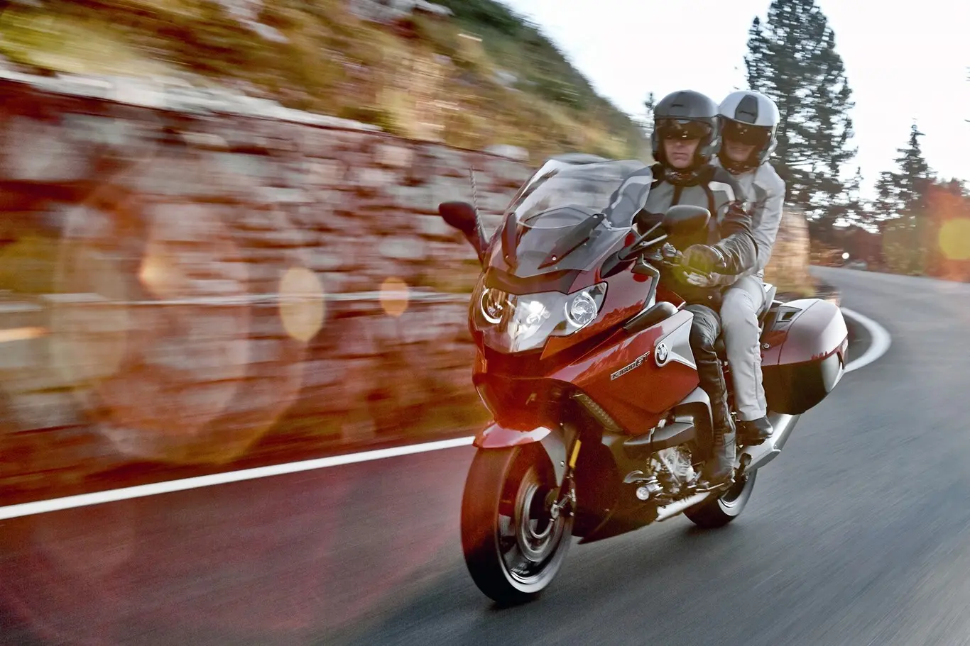 si lleva un pasajero en la motocicleta al frenar - Cuándo llevamos un pasajero en la moto la distancia de frenado