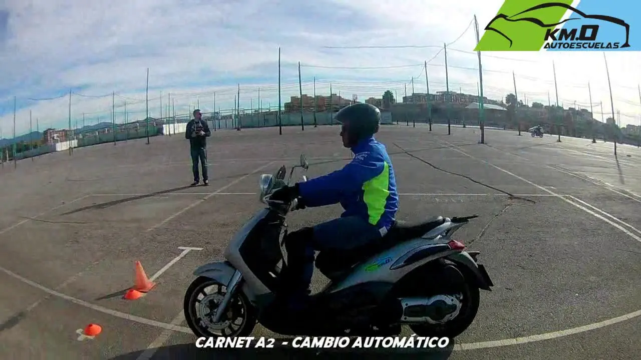autoescuela moto malaga - Cuánto cuesta sacarse el carnet de conducir en Málaga