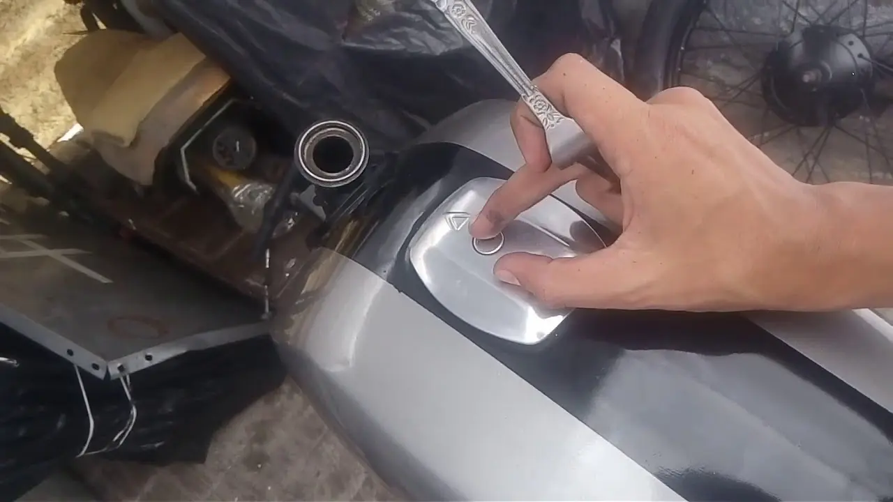 abrir depósito gasolina moto sin llave - Dónde se abre la tapa de combustible