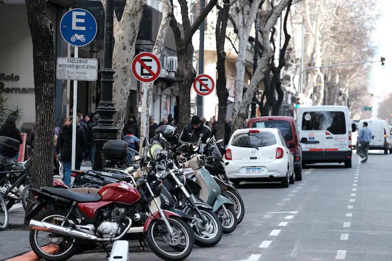 se puede aparcar una motocicleta en la acera - Dónde se puede estacionar la moto