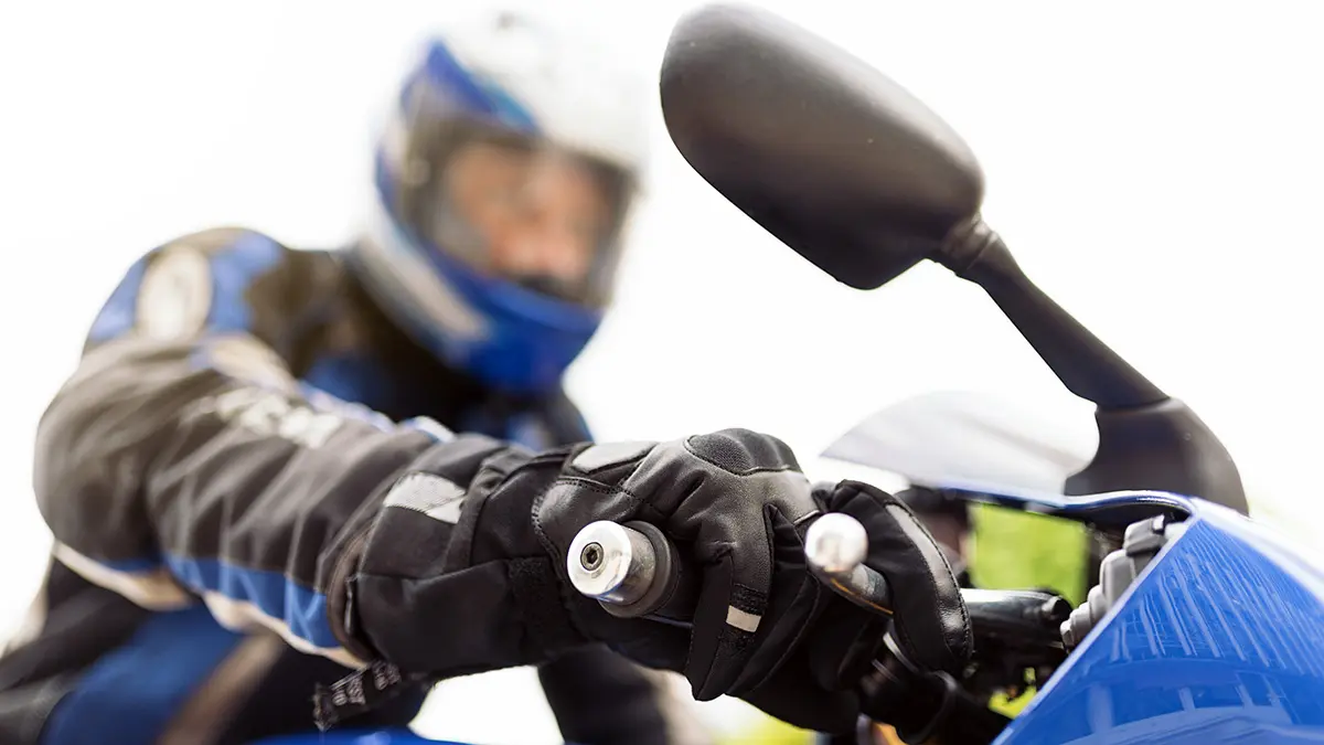 moto frenando - Qué debe realizar el motociclista ante una falla del sistema de frenos