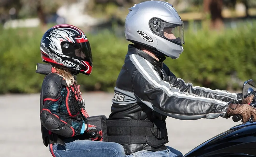 a que edad puede ir un niño en moto - Qué edad se puede llevar un niño en moto