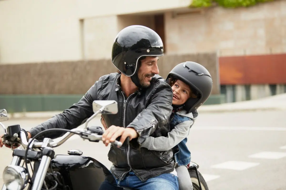edad minima acompañante moto - Qué edad tiene que tener un niño para llevarlo en moto