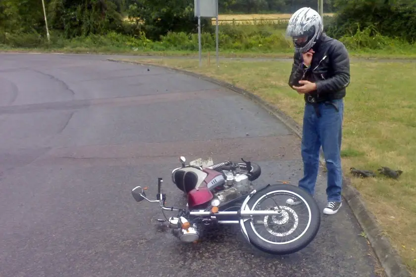 el conductor de una motocicleta que sufre una caída procurará... - Qué hacer en caso de una caída de moto