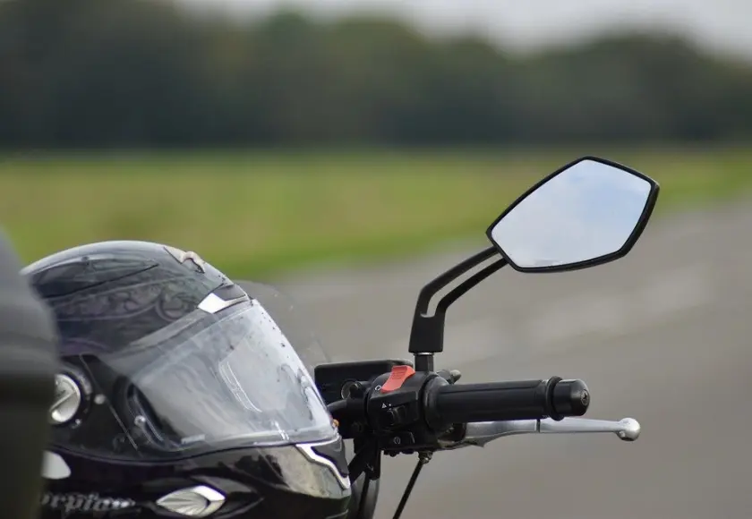 cuántos espejos retrovisores tiene que llevar instalados las motocicletas - Qué motocicletas deben llevar instaladas como mínimo dos espejos retrovisores uno a cada lado para poder circular