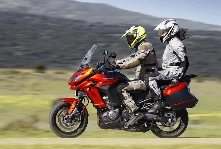 si lleva un pasajero en la motocicleta al frenar - Qué obligación tendrá el conductor de una motocicleta con su pasajero