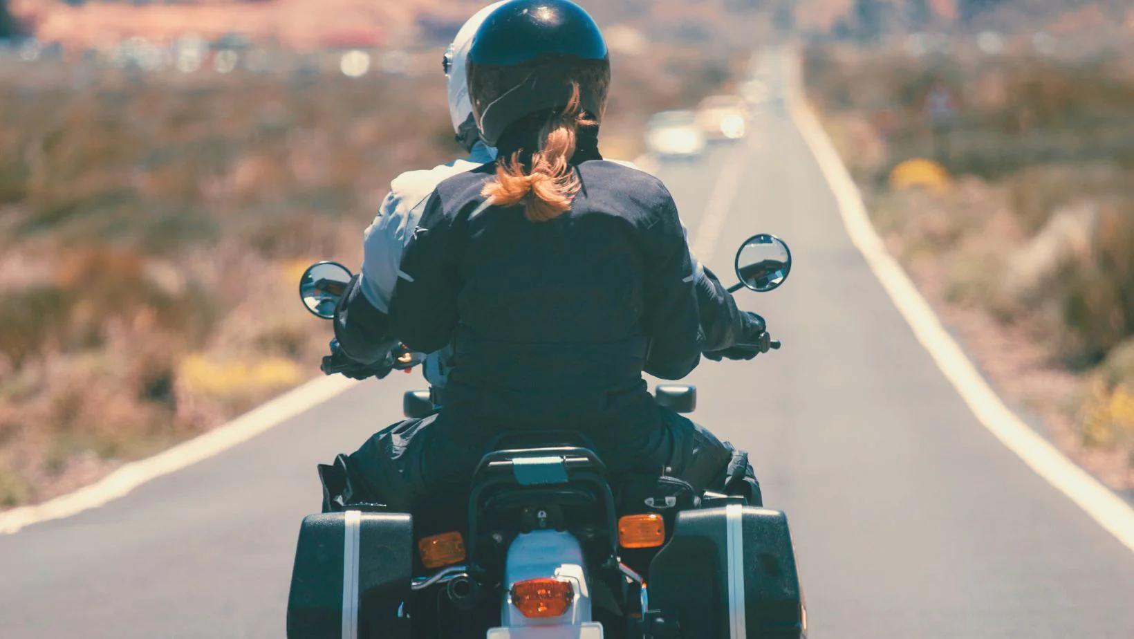 si lleva un pasajero en la motocicleta al frenar - Qué pasa si lleva un pasajero en la motocicleta