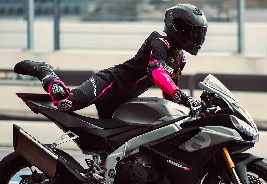 traje moto mujer - Qué ropa es adecuada para andar en moto
